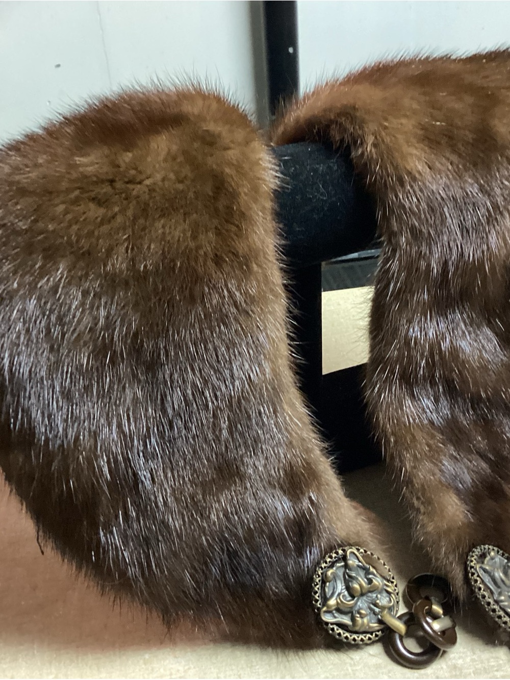 Luxurious Brown Fur Collar with Decorative Closure